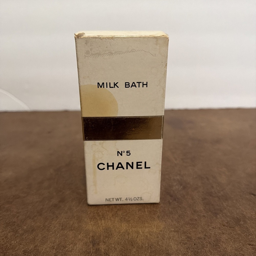 Chanel No 5  Vintage Perfume Milk Bath Net Wt. 4 1/2 oz Milk Glass New Full Rare